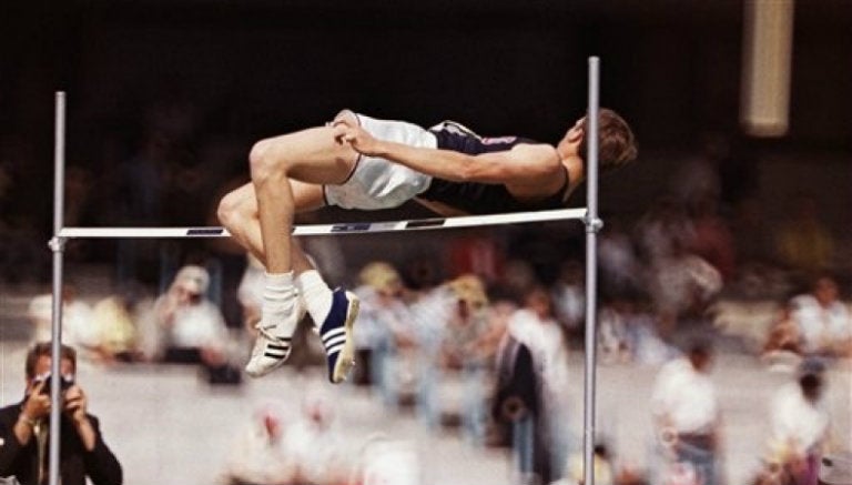 Dick Fosbury realiza una ejecución de salto de altura 