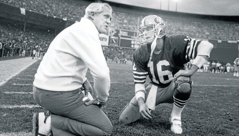 Joe Montana dialoga con Bill Walsh