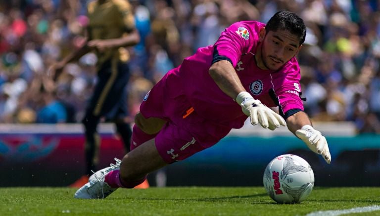 Corona se queda con un balón en partido contra Pumas