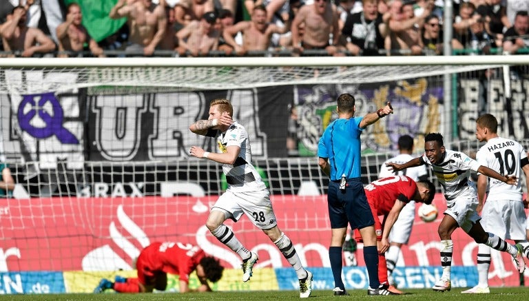 André Hahn celebra uno de sus goles contra el Leverkusen