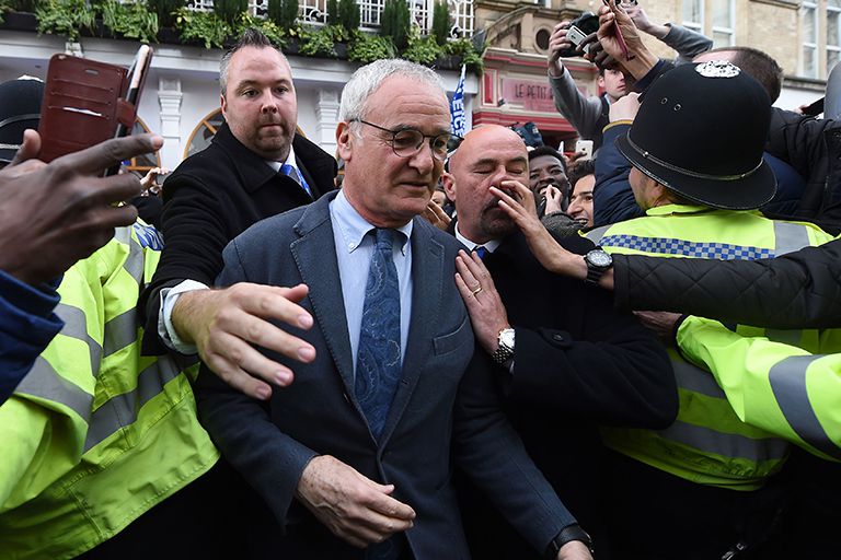 Claudio Ranieri recibe el cariño de los aficionados del Leicester