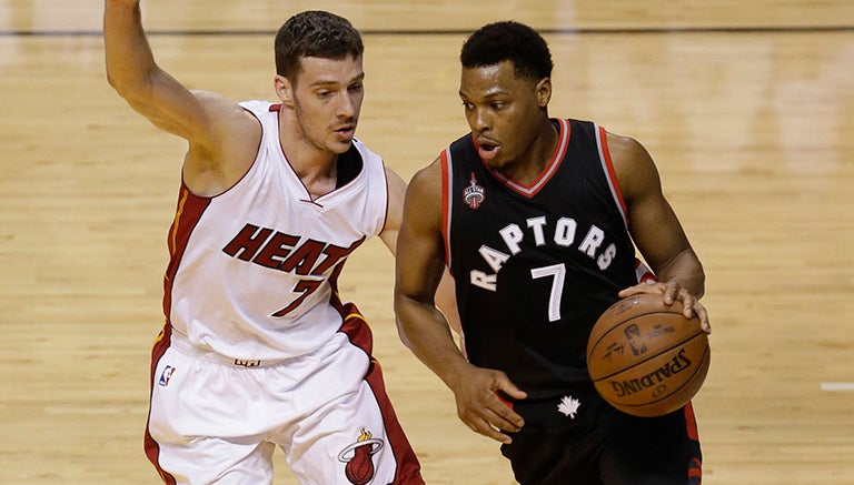 Kyle Lowry intenta evadir a Goran Dragic, del Miami Heat