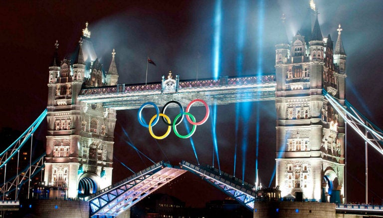 Tower Bridge luce aros olímpicos en Londres 2012