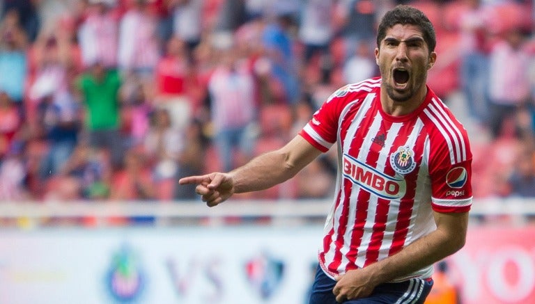 Jair Pereira festeja un gol con Chivas