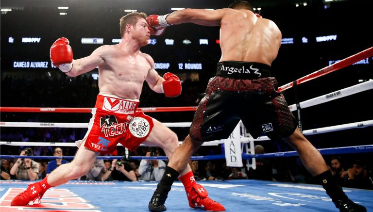 Saúl 'Canelo' Álvarez es golpeado por Amir Khan