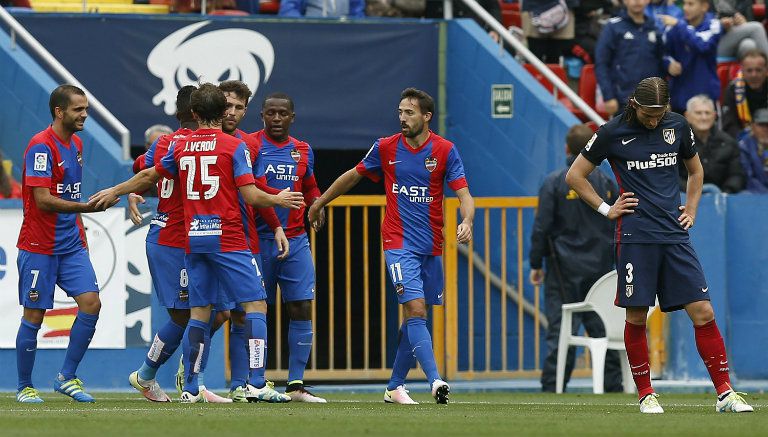 Jugadores del Granada festejan y Filipe Luis se lamenta