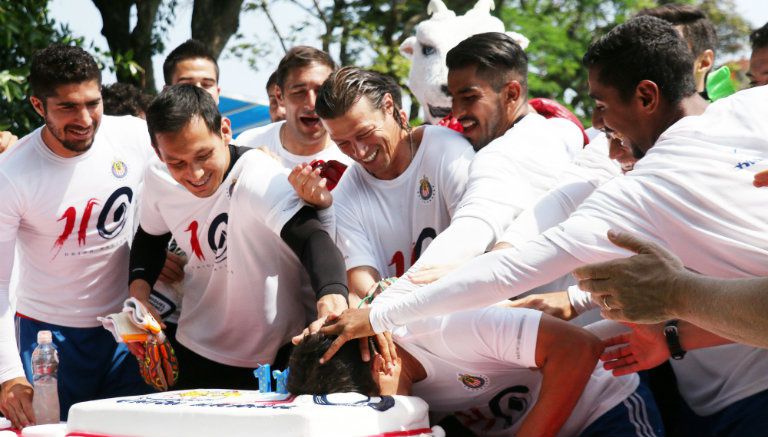 Momento del 'pastelazo' a Omar Bravo en festejo de Chivas