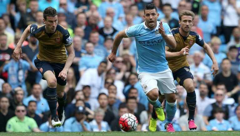 Kun Agüero con la posesión del esférico en Etihad