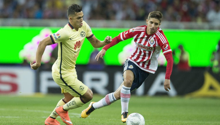 Andrés Andrade conduce balón contra Chivas