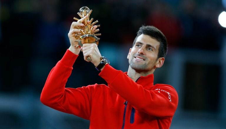 Novak Djokovic levanta su trofeo del Abierto de Madrid