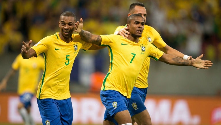 Los jugadores de Brasil festejan un gol