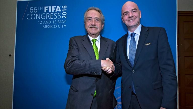 Decio de María y Gianni Infantino durante una conferencia 