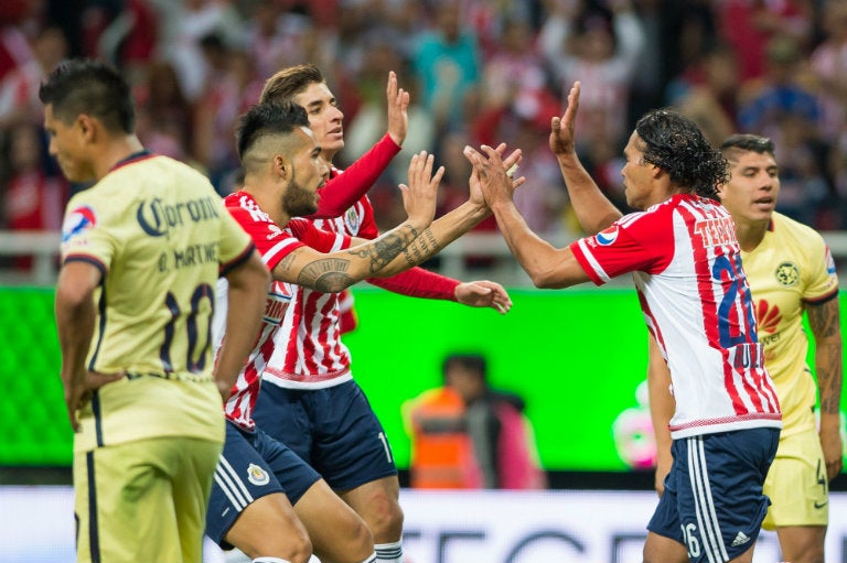 Jugadores de Chivas festejan anotación en el Clásico