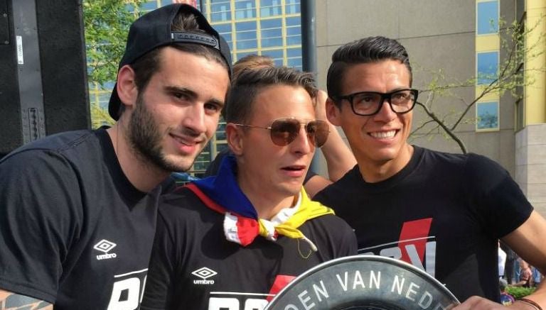 Héctor Moreno celebra junto a sus compañeros el campeonato del PSV