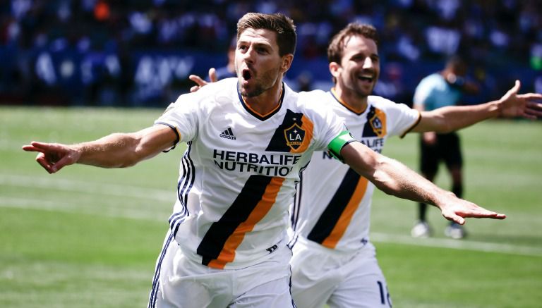 Stevie G celebra un gol con LA Galaxy