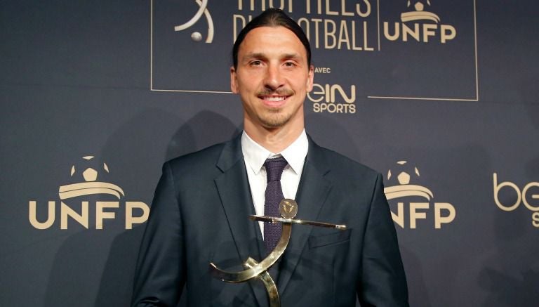 Zlatan Ibrahimovic con su trofeo de mejor jugador de la Ligue 1