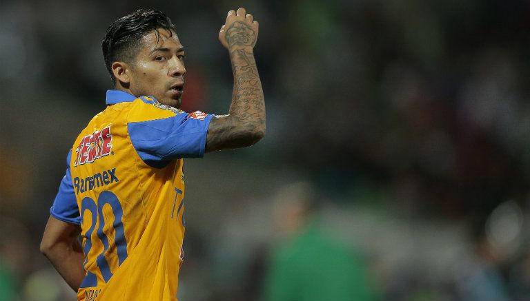 Javier Aquino festeja en partido de Tigres