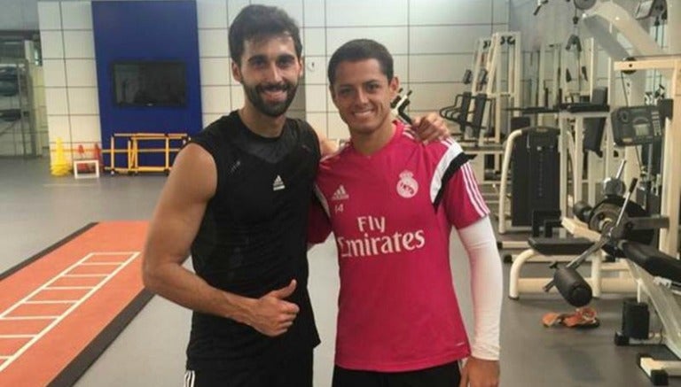 Chicharito posando con Arbeloa en su etapa con Real Madrid