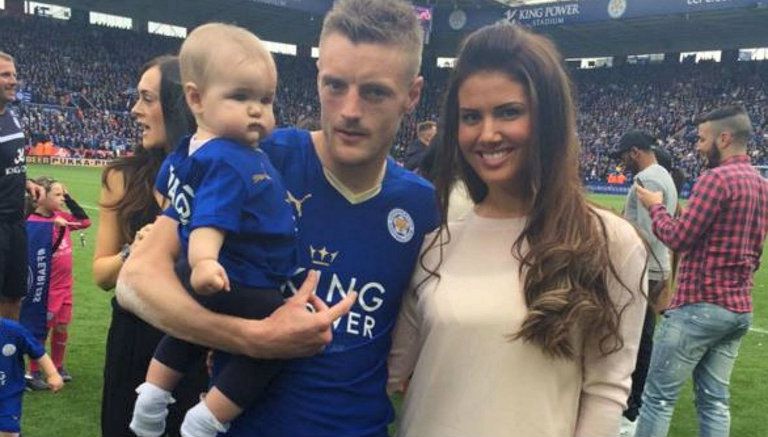 Vardy, en compañía de su prometida