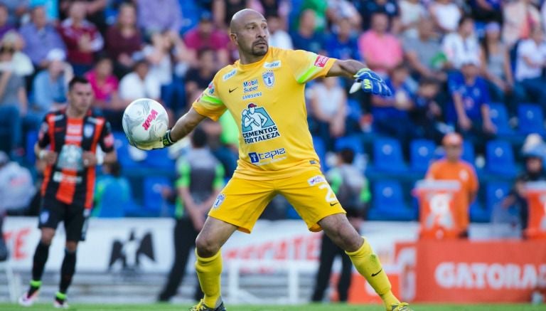 Oscar Pérez dirante un partido de Tuzos