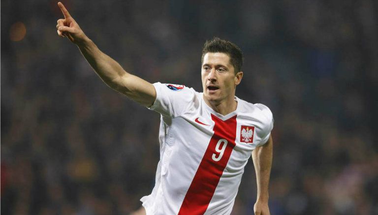 Robert Lewandowski festeja con la selección polaca