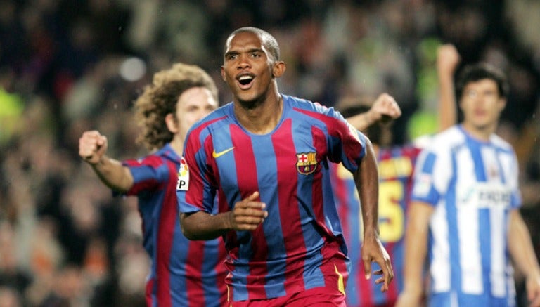 Eto'o, disputando un juego con Barcelona