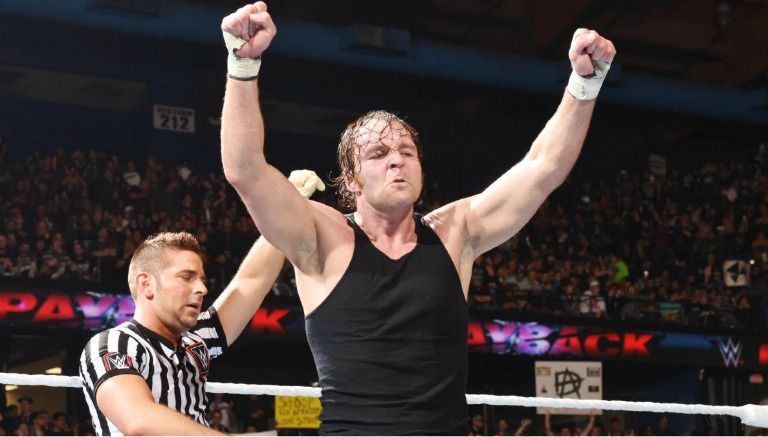 Dean Ambrose festeja un triunfo