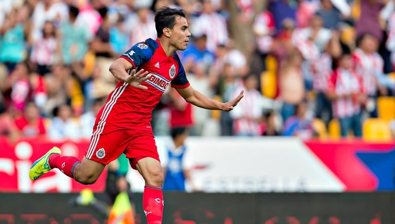 Omar Bravo festeja un gol en partido de Chivas