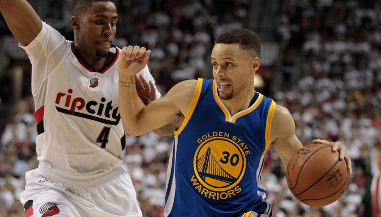 Stephen Curry sufre la marca de un rival