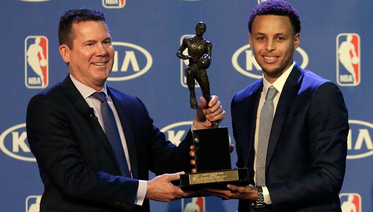 Stephen Curry recibe premio de MVP de la temporada 2015-2016