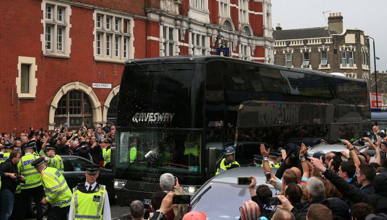 Fanáticos de los Hammers atacan el transporte de los Red Devils