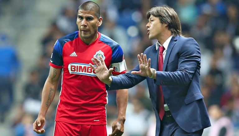 Almeyda, dando instrucciones a Salcido en un juego