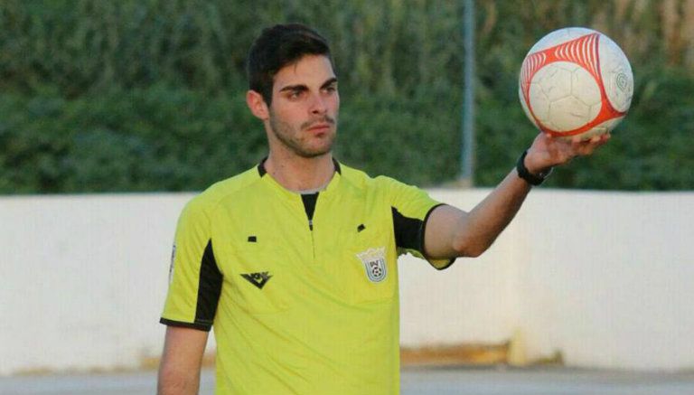 Jesús Tomillero previo a silbar en un partido