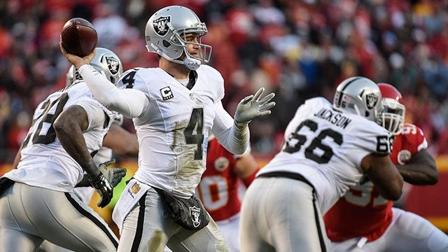 Derek Carr laza un pase en juego de Raiders