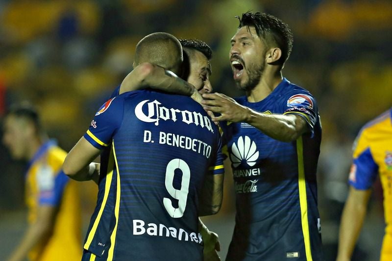 Oribe celebra un gol junto a sus compañeros