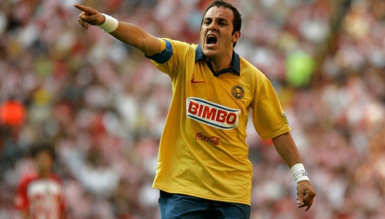 Cuauhtémoc Blanco da indicaciones en un juego de América