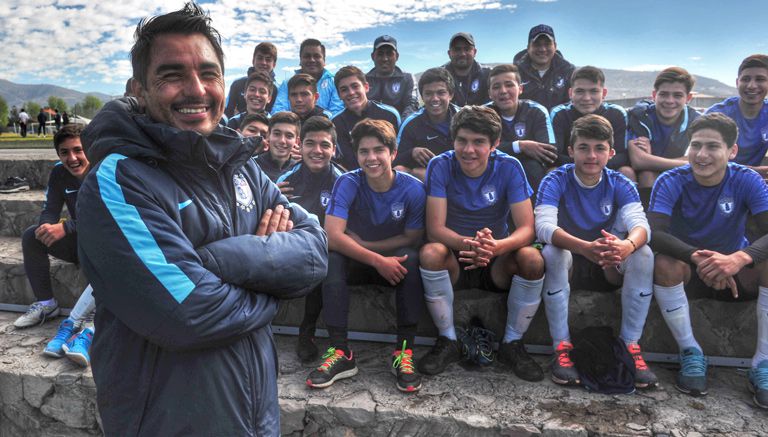 Correa posa con los jugadores de la Sub 15