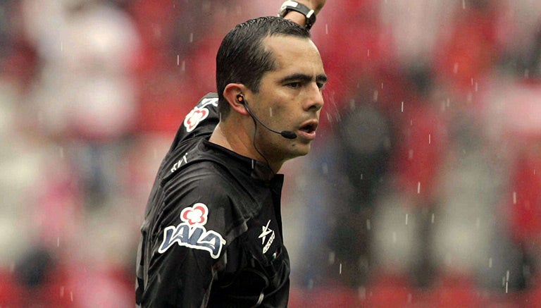 Jaime Herrera, silbando durante un partido del futbol mexicano