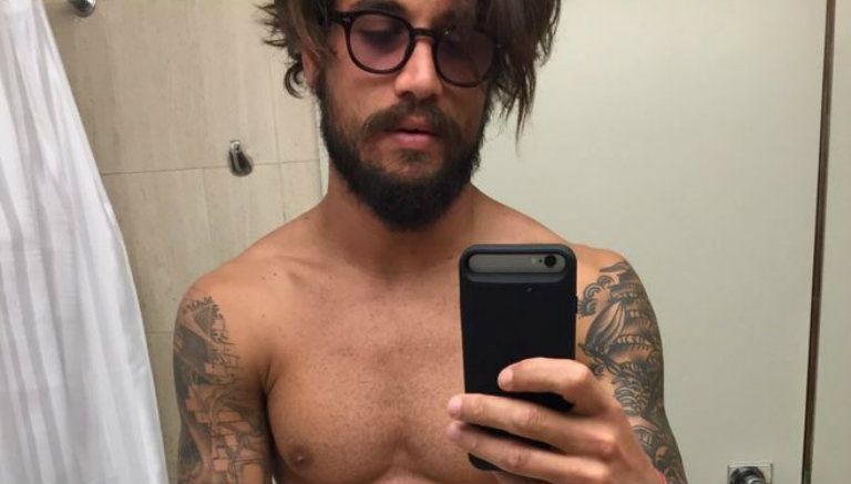 Osvaldo posa desnudo para una selfie