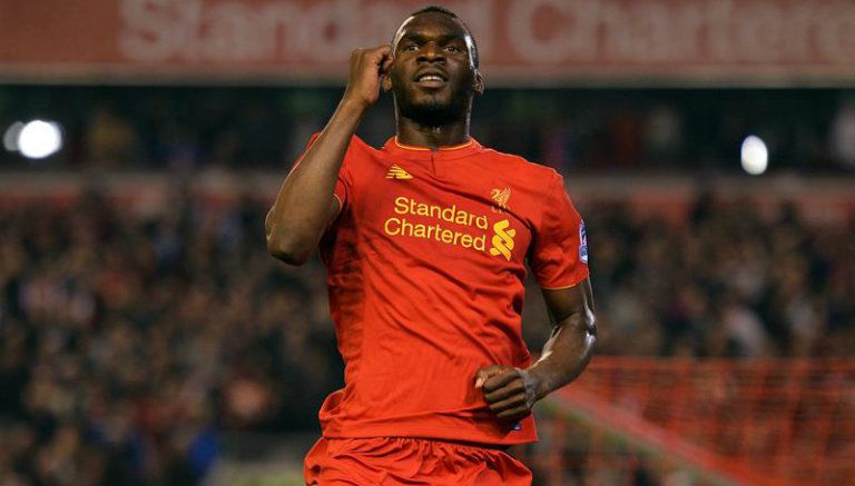 Benteke celebra el gol del empate para los Reds