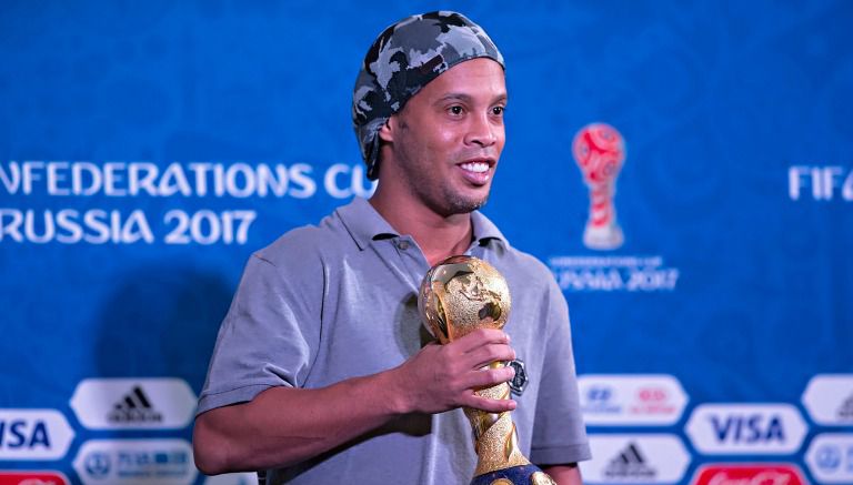 Ronaldinho presenta el trofeo de Confederaciones