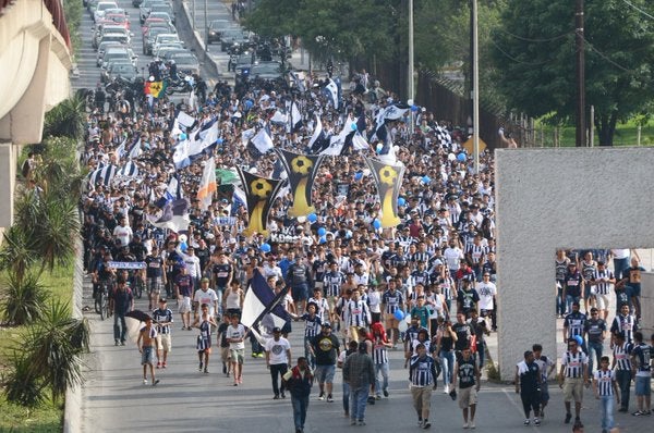 Aficionados de Rayados, en su camino al estadio