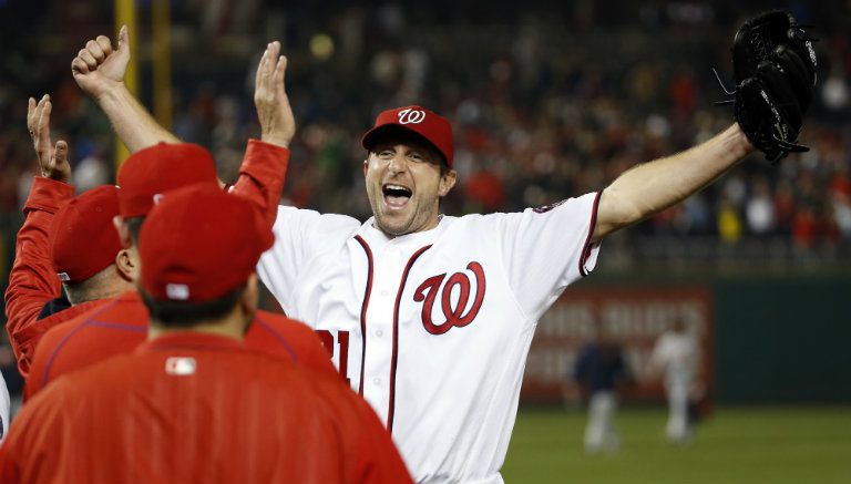 Scherzer festeja tras su gran hazaña