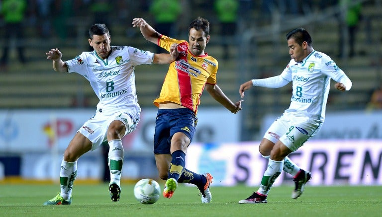 Pellerano pelea el balón con los defensores de León