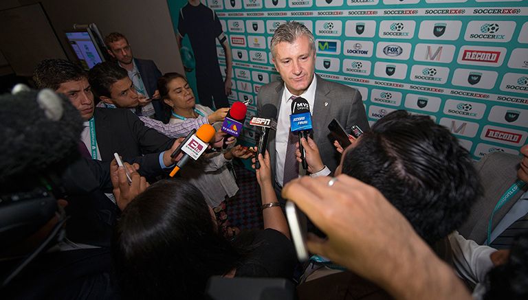 Davor Suker, charlando con los medios de comunicación en México