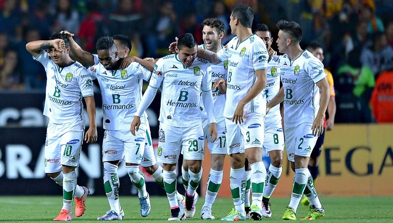 Montes festeja con sus compañeros su gol en el Morelos