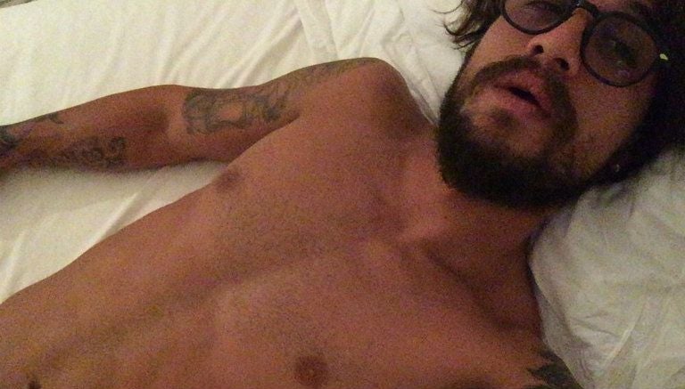 Osvaldo, desnudo sobre su cama