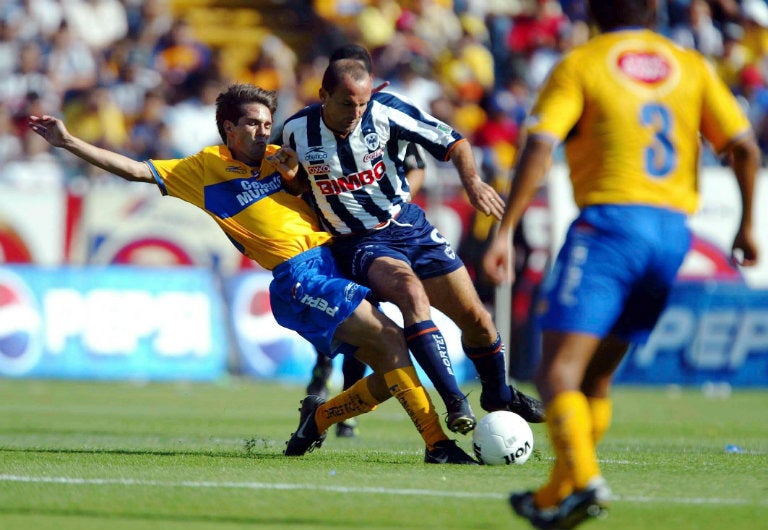 Alex Fernández conduce balón en juego contra Tigres 