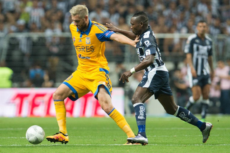 Gignac cubre el esférico durante el último Clásico