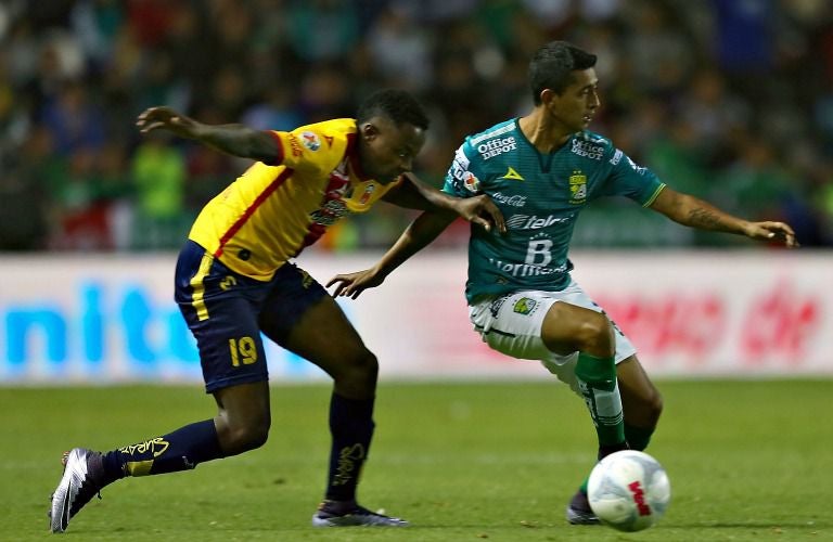 Eisner Loboa y Elias Hernandez durante el partido León contra Monarcas